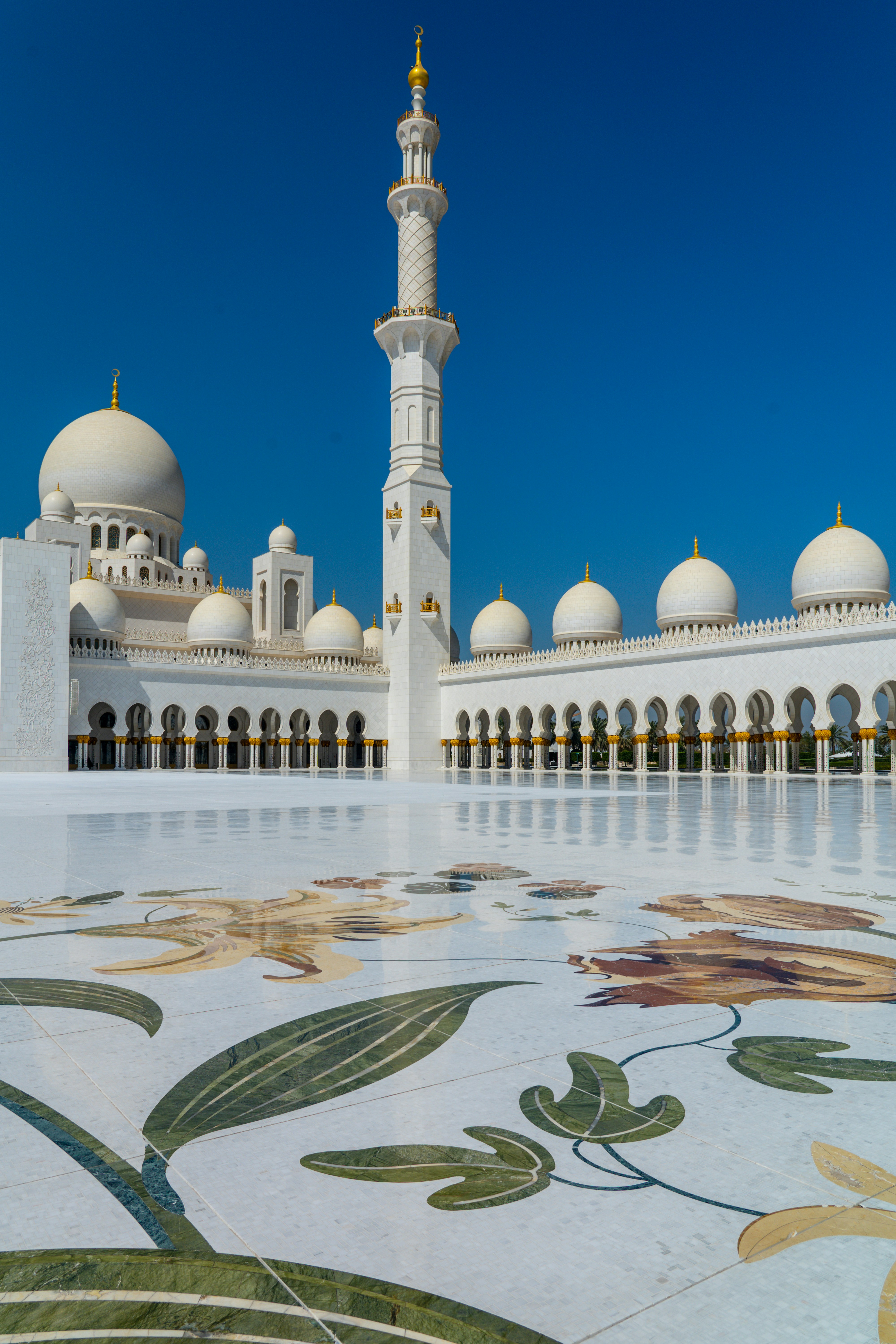 Die Scheich-Zayid-Moschee bei Tageslicht